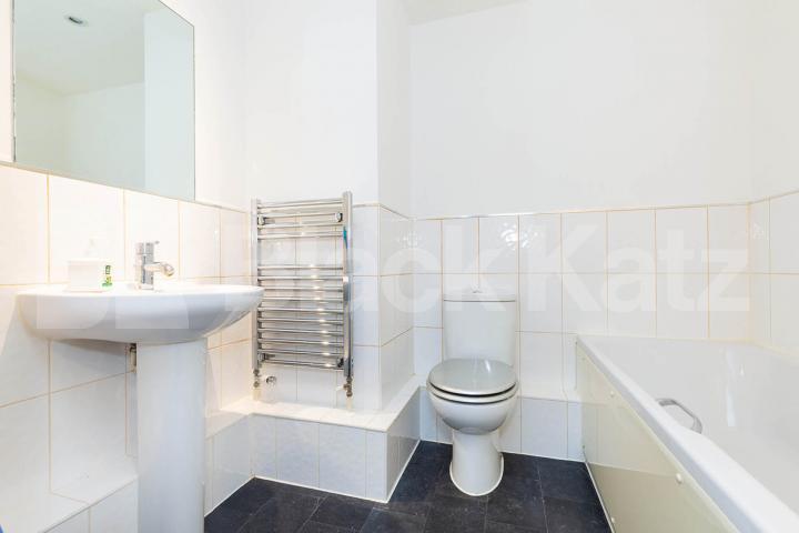 spacious 2 bedroom apartment located in a new build close to Palmers Green Green Lanes, Palmers Green